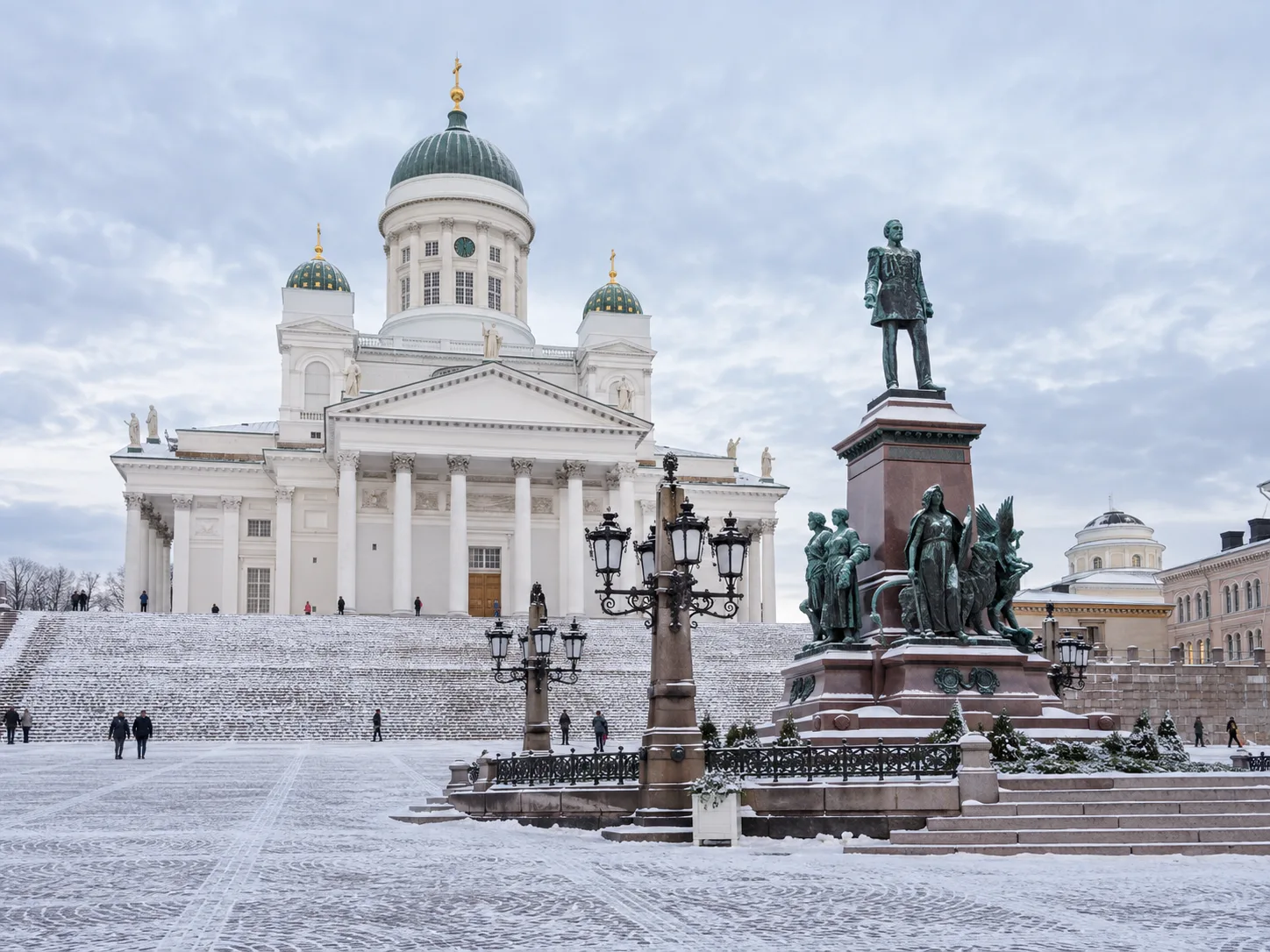 Catedral de Helsinque em uma paisagem de inverno.