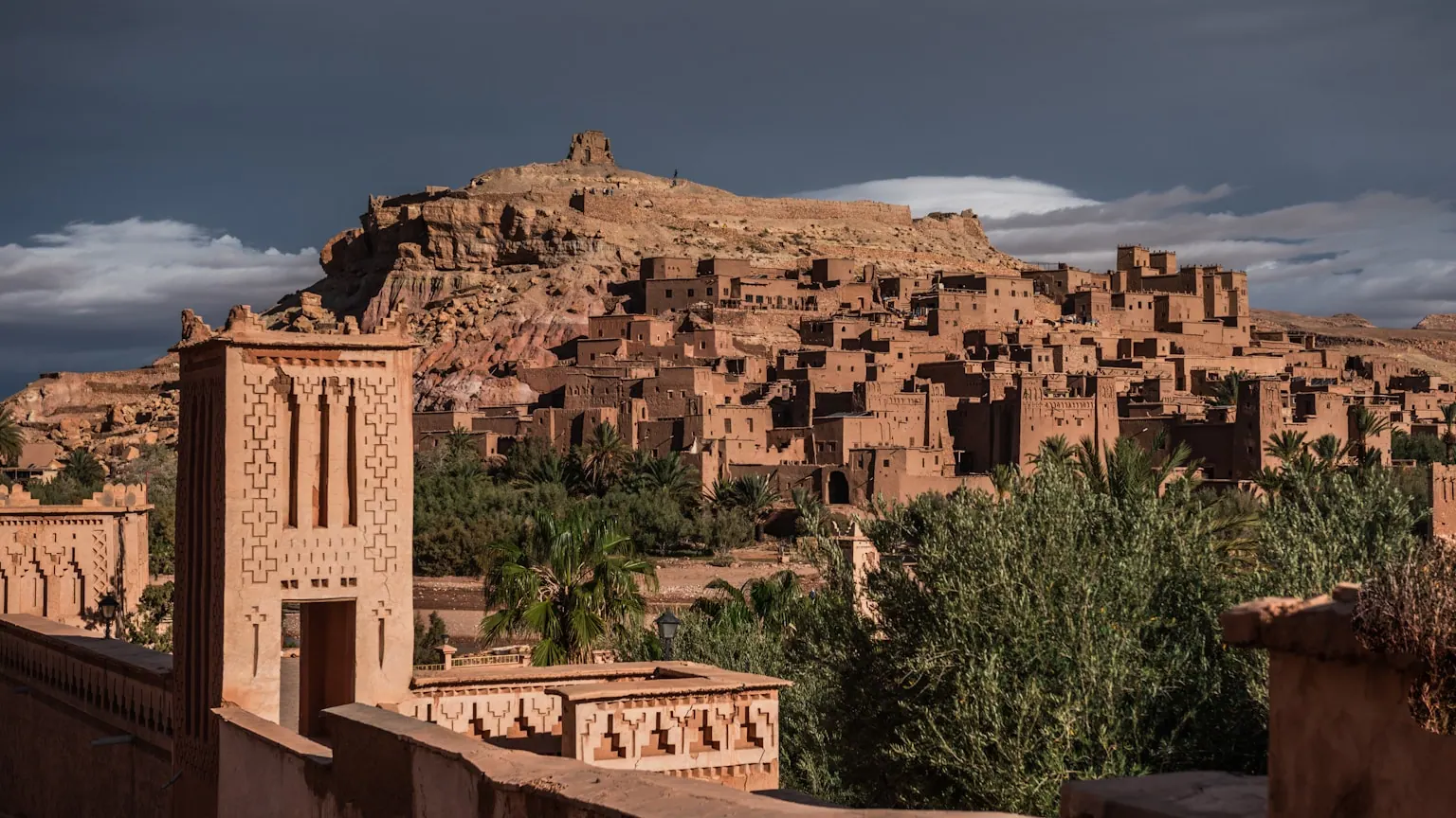 Kasbah de Ait Ben Haddou entre as montanhas do Marrocos