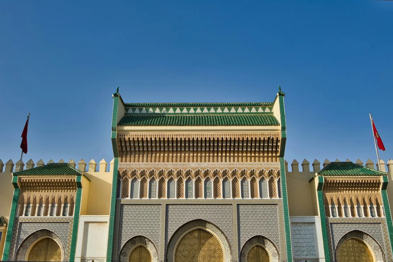 Portão monumental de uma construção histórica em Fez