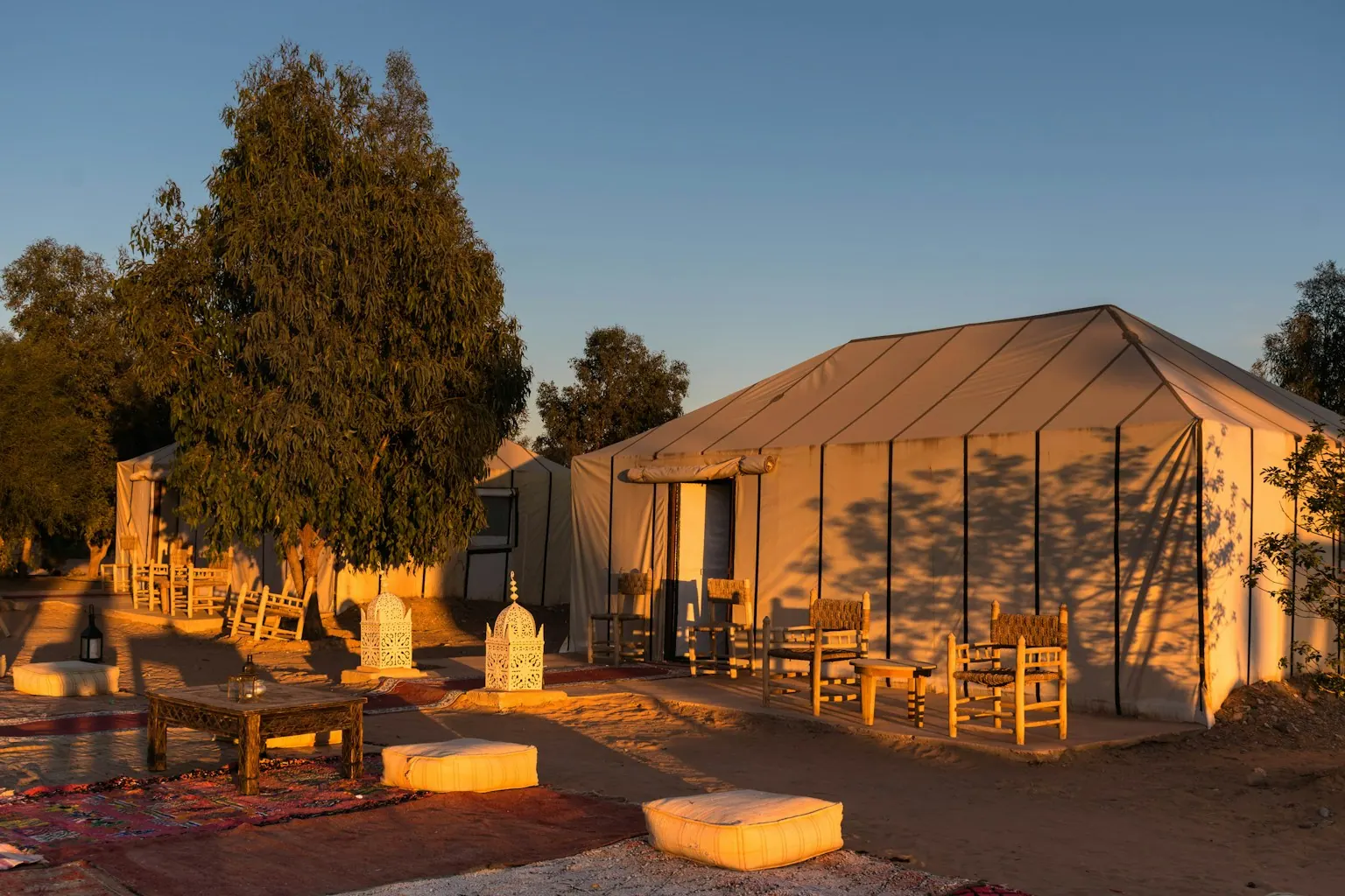 Acampamento de luxo iluminado no deserto do Saara