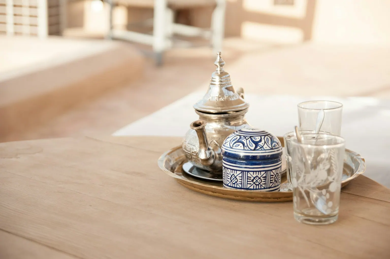 Mesa com chá marroquino em um ambiente tradicional de Fez