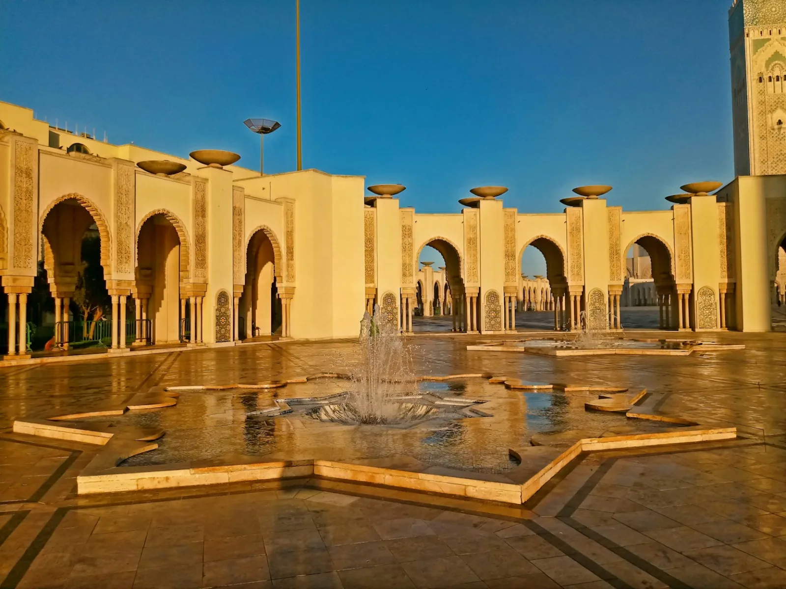 Pátio da Mesquita Hassan II em Casablanca