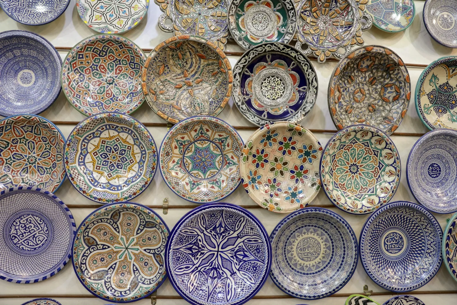 Cerâmicas artesanais coloridas em um mercado de Marrakech