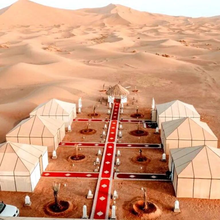 Área de refeições do Merzouga Luxury Camp nas dunas