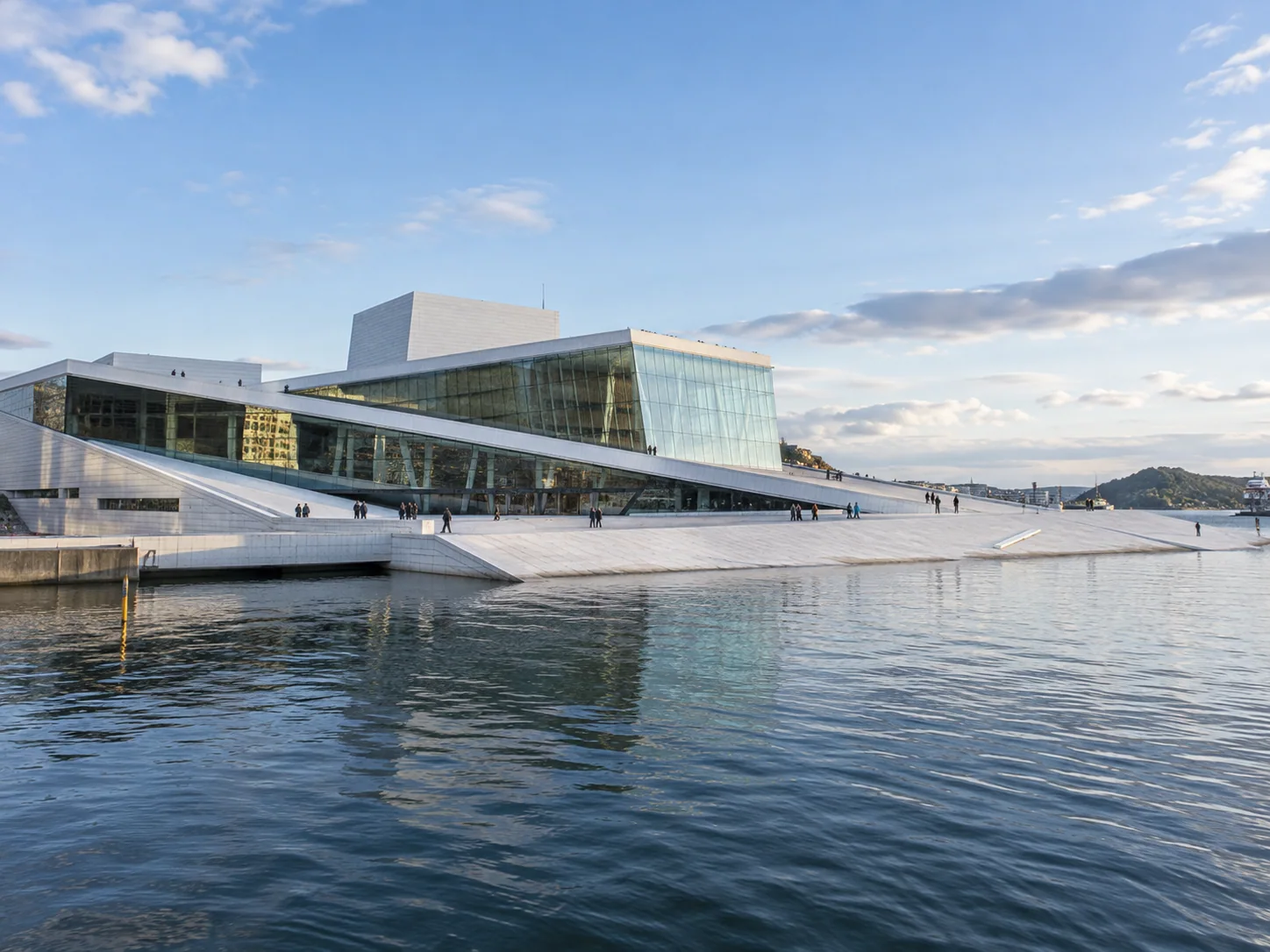 Edifício inclinado da Ópera de Oslo à beira do fiorde.