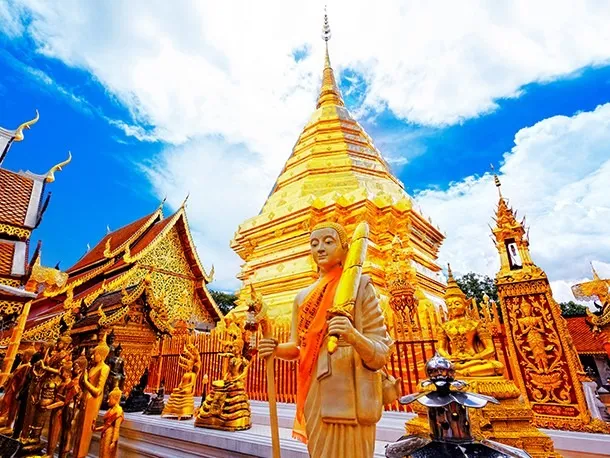 Templo dourado cercado por árvores em Chiang Mai.