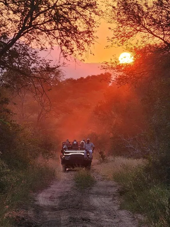 Área externa do Shiduli Game Lodge na reserva Karongwe